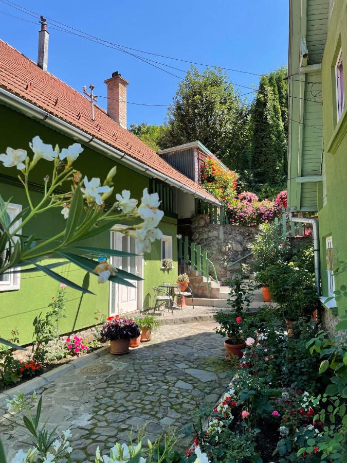 Góbé Vendégház - B&B