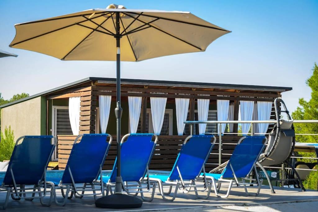 Cozy and Chic Little House with Pool Ivinj-2 - B&B
