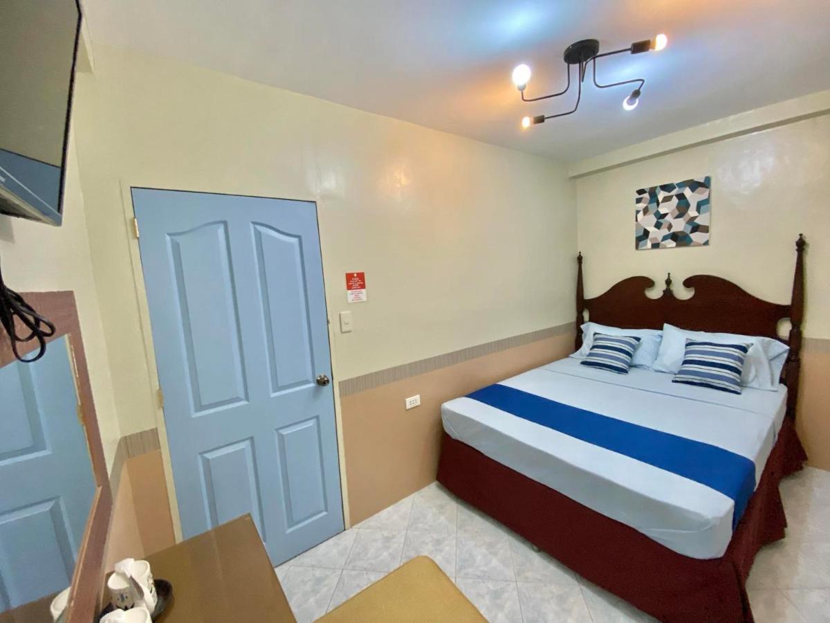 Habitación con cama grande y balcón