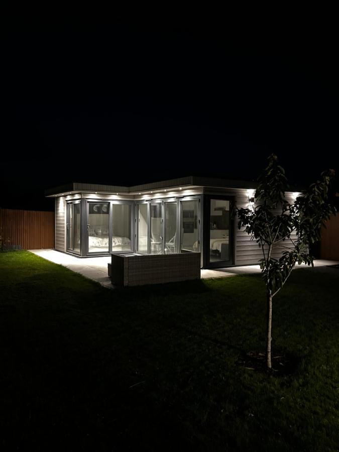 Whispering Waves Guest house, Brighton-8 mins, Guests 4, Beachfront, Free parking, WiFi, Kitchen and AC - Bed and Breakfast Peacehaven