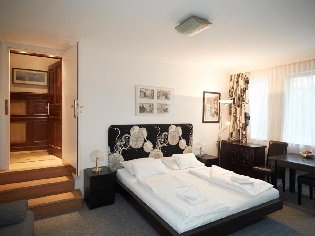 Deluxe One-Bedroom Apartment