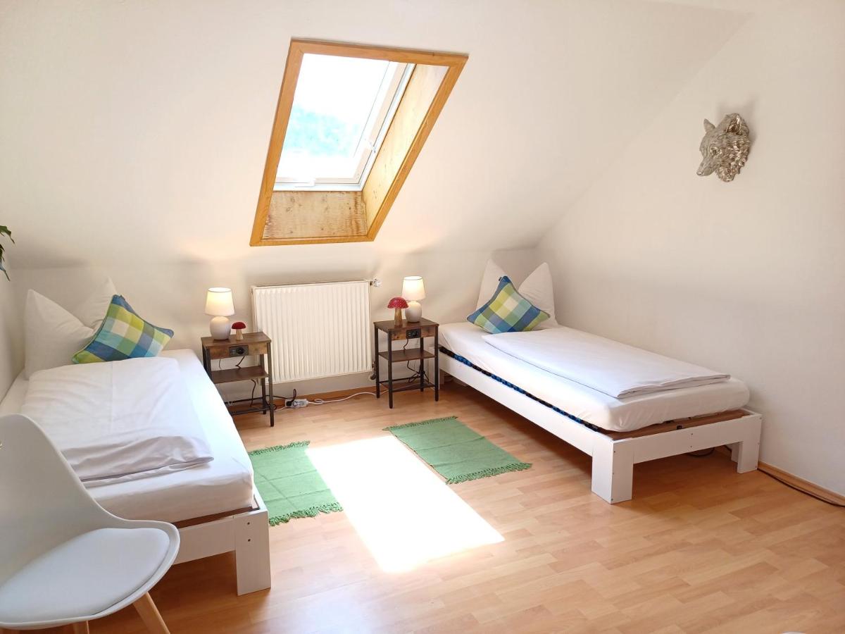 Tweepersoonskamer met 2 Aparte Bedden en Gedeelde Badkamer