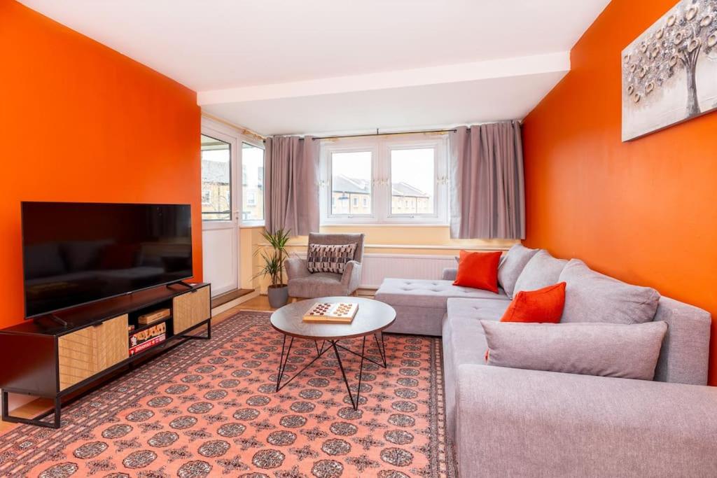 Spacious 4BR apt with large balcony - B&B London