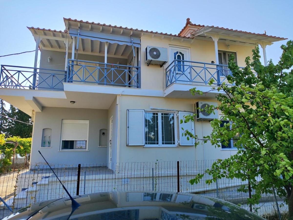 Holiday House with sea view in Skala Polichnitos - B&B Skála Polichnítou