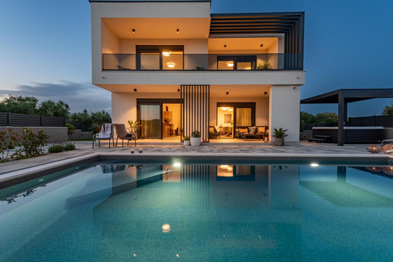 Modern 4BR Private Villa - Pool, Jacuzzi, Gaming Room - Bed and Breakfast Bibinje