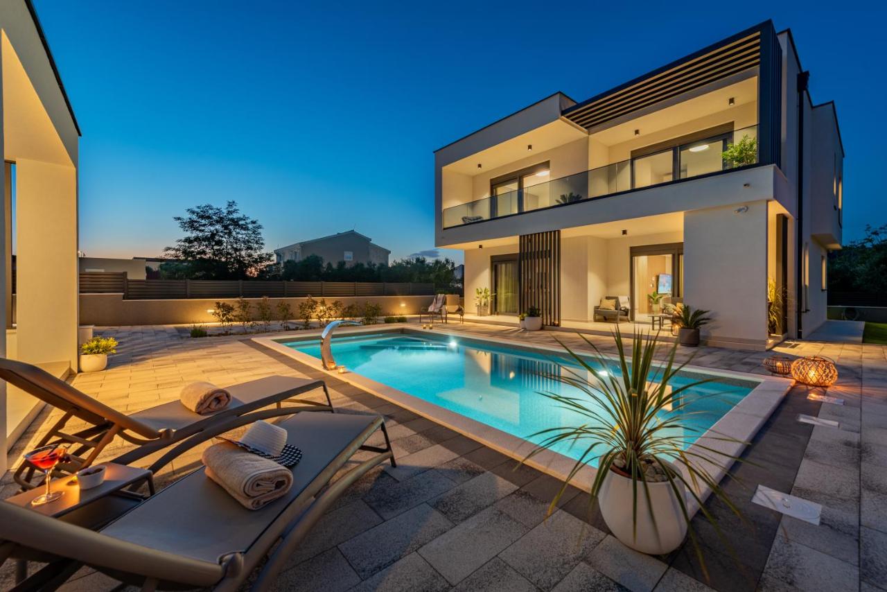 Modern 4BR Private Villa - Pool, Jacuzzi, Gaming Room - Bed and Breakfast Bibinje