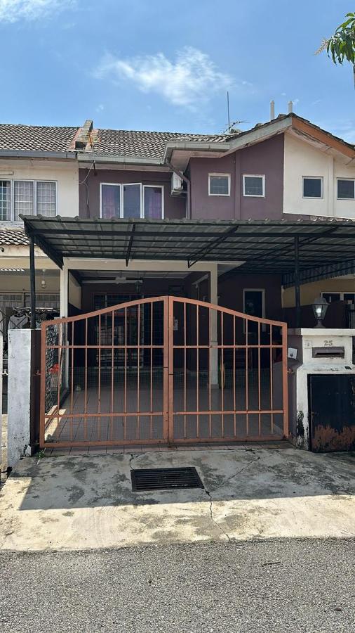 Homestay Arlin Puchong Utama - B&B