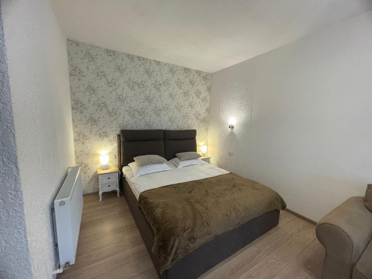 Habitación con cama extragrande y vistas a la montaña