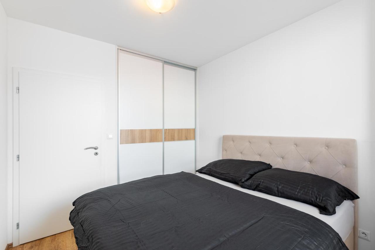 LEO apartment - AC & Free parking - Ferienwohnung
