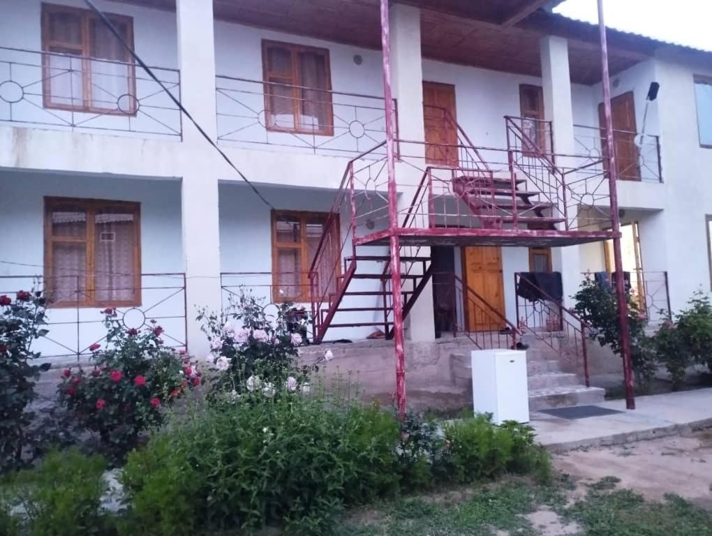 Баяс - B&B