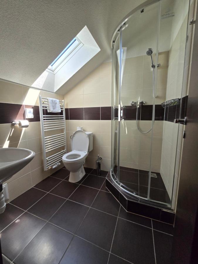 Zweibettzimmer mit eigenem Bad