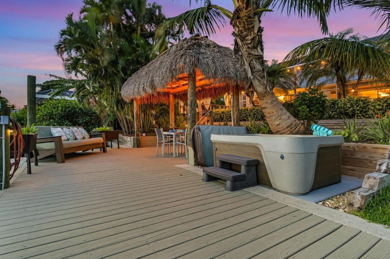 Villa Coastal Cottage. Sunsets, Saltwater Pool, Hot tub, Tiki Hut, Dock - Roelens Vacations - Chambres d'hôtes Cape Coral