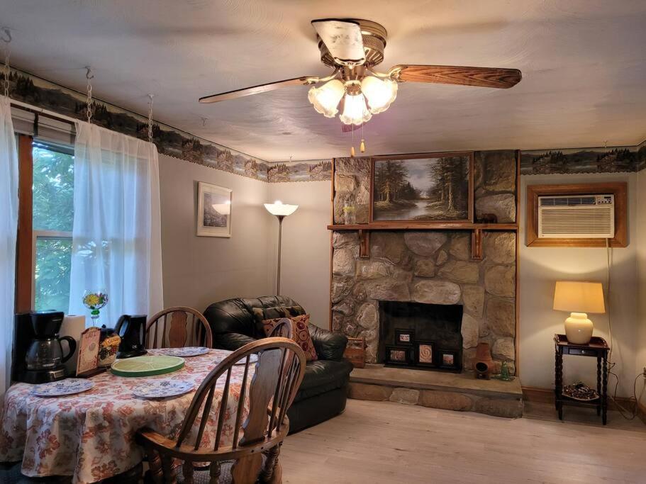 Lake Congamond Suffield House - B&B