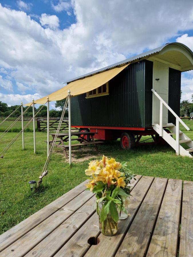 The Delkin Shepherds Huts Castle Combe - B&B Castle Combe