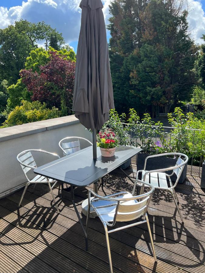 Apartment 1 - Modernes Dachgeschoss-Studio in Duisburg Meiderich, 4,7 km Hbf, U-Bahn 250m, Flughafen Düsseldorf 28 km, Landschaftspark 2,9 km - Chambres d'hôtes Duisbourg