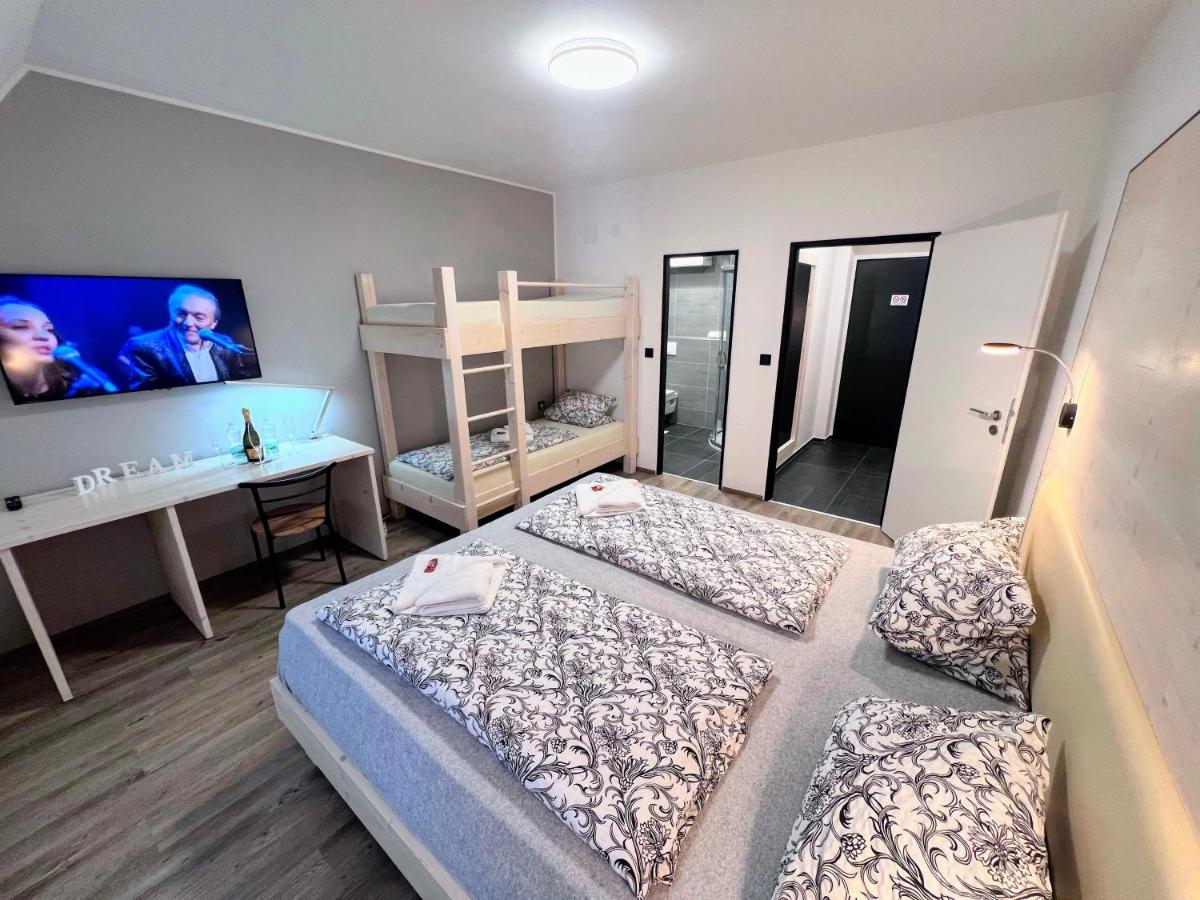 Familienzimmer mit Blick auf den Hof