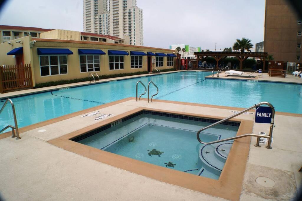 GV210 LUXURIOUS CONDO 3 min walk to beach, next Beach Park Isla Blanca - Bed and Breakfast