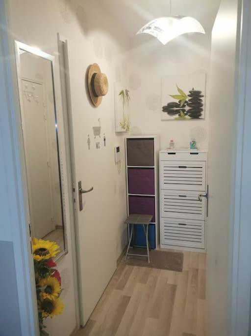 Appart 42 m2 à 1 min de l'A13 conforme photos, place de parking gratuite, wifi - B&B