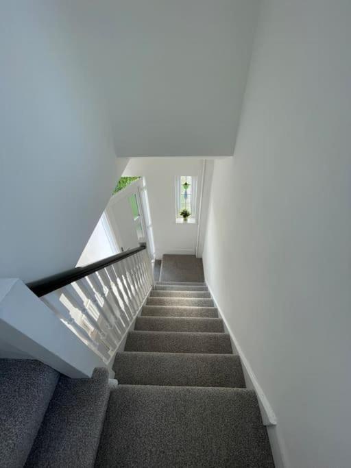 Whole House Modern Two Bedroom in Newcastle - Free Parking - Chambres d’hôtes