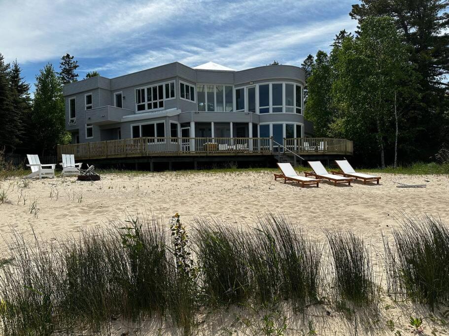 Stunning Beachfront Retreat, Sleeps 12 - B&B