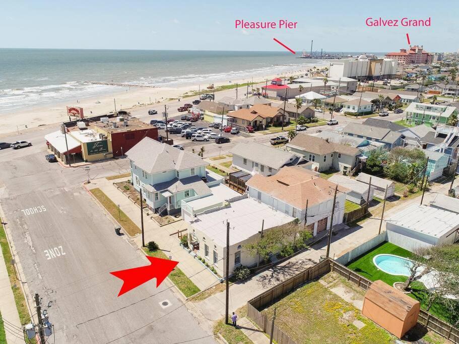 Coastal Blue Beach House with 3 Bedrooms and Just off the Seawall - Chambres d'hôtes Galveston