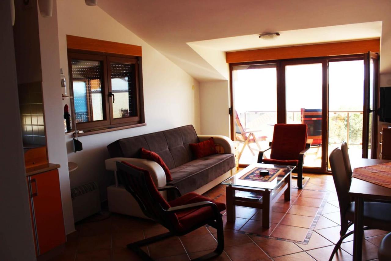 Appartamento con 2 Camere da Letto, Balcone e Terrazza