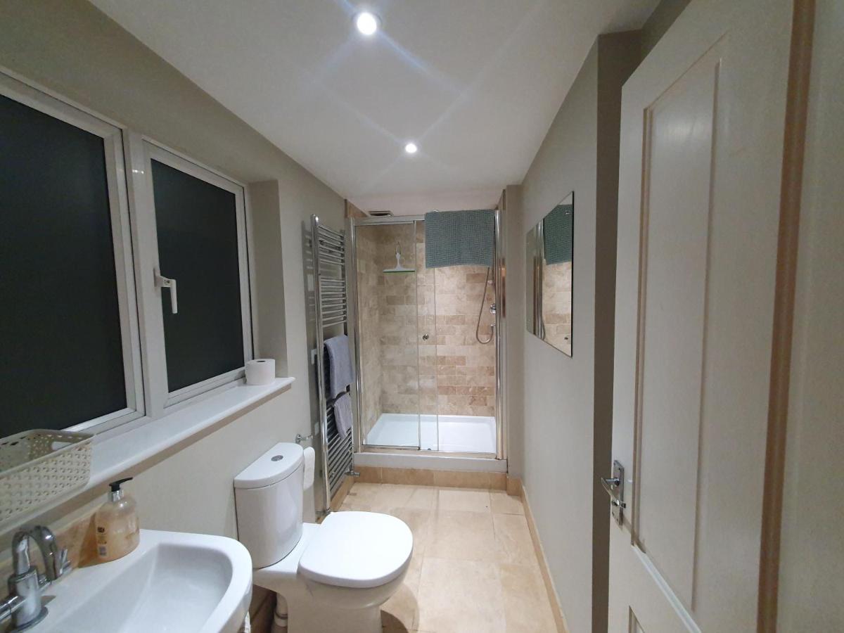 Merton House, fully serviced studio apartment - Ferienwohnung West Molesey