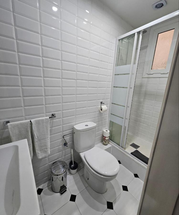 Family Flat Near Ramblas BCN 5 rooms - Ferienwohnung