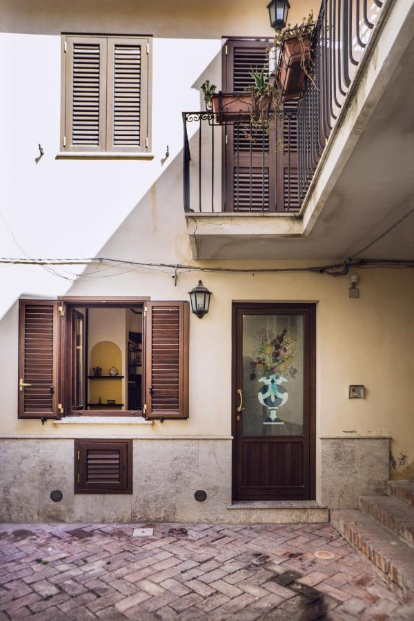 Tina House - Il cortile nel centro storico di Taormina - B&B