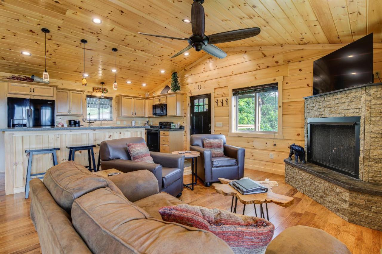 Gorgeous Gatlinburg Cabin: Large Deck & Hot Tub! - Chambres d'hôtes Gatlinburg