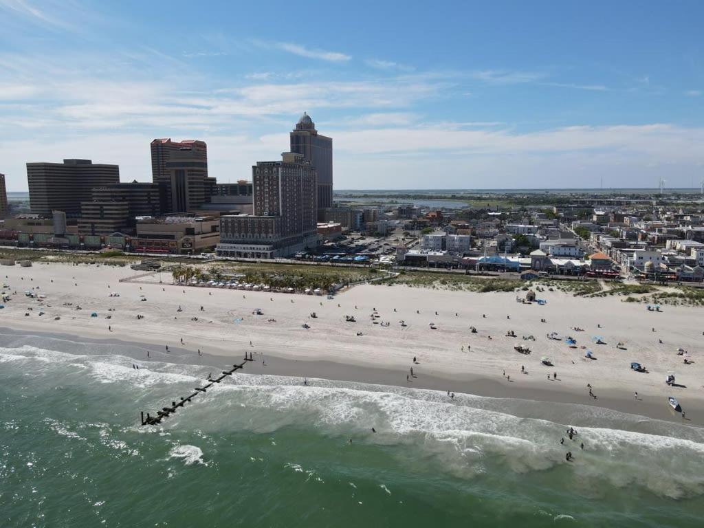 9BR Beach Block House with 13 Beds in Central Atlantic City - Chambres d'hôtes Atlantic City