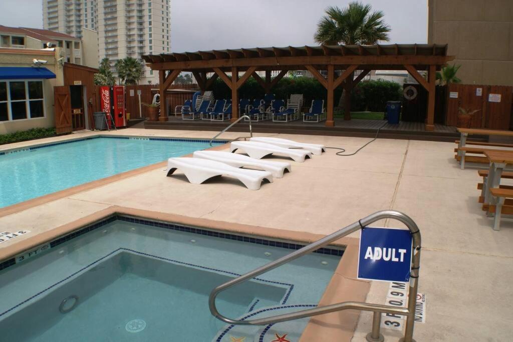 GV402 LUXURIOUS CONDO 3 min walk to beach, next Beach Park Isla Blanca - B&B