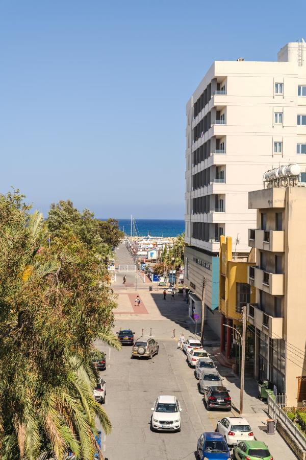 Finikoudes 3 Bedroom Seaview Flat - B&B Larnaka