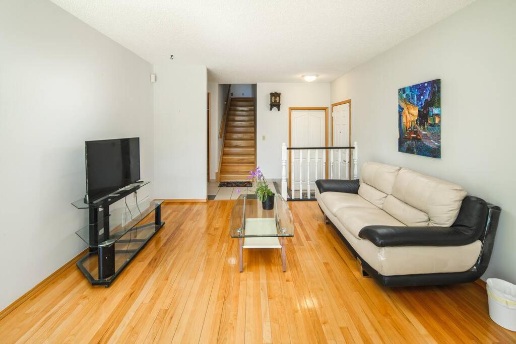 3BR2BA Dbl Garage Home Fenced yard near Downtown and YYC Pet OK - Bed and Breakfast