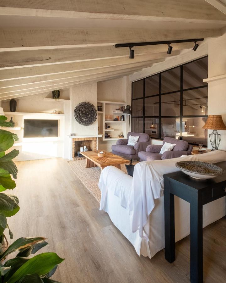 Habitación con cama grande y vistas al mar