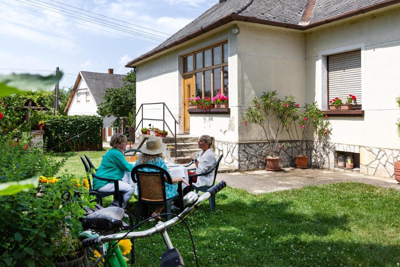 Napraforgó vendégház - B&B Tótvázsony