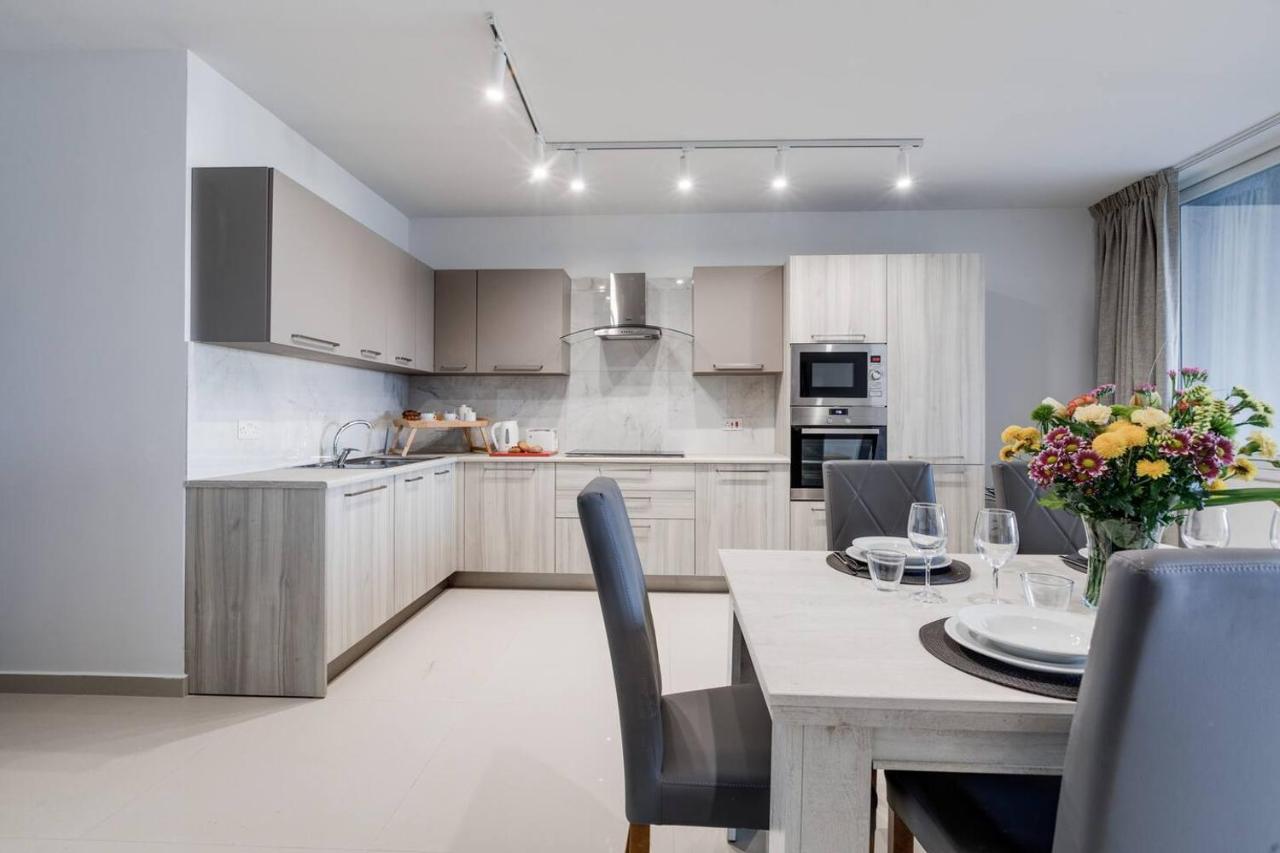 Beachfront 9ten11 Maisonette w Terrace by Homely - B&B Is-Sellum