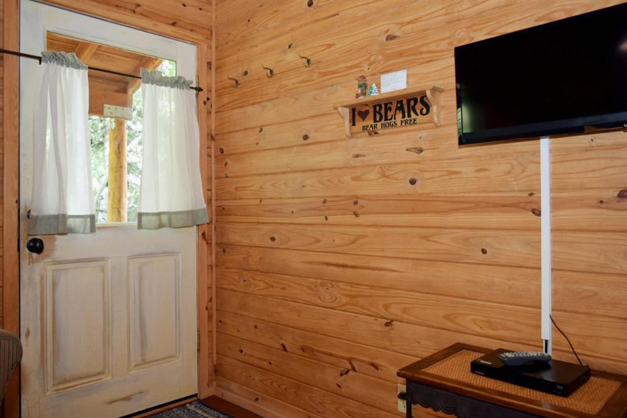 Bear Hugs - Cozy Cottage - WiFi - Rustic Decor - Country Style Kitchen - Perfect for a Couples Getaway! - B&B Red River