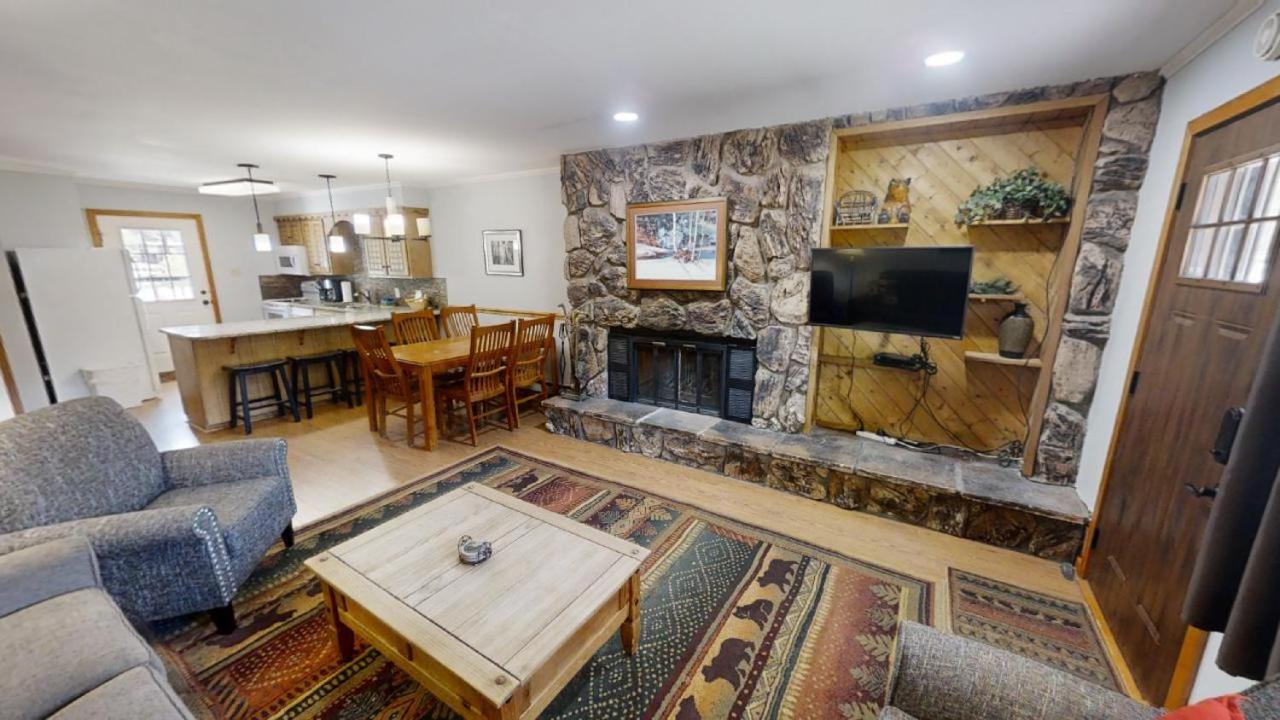 Claim Jumper Townhouse 01 - On the River - Across from the Fishing Ponds - WiFi - Cable - Near Ski Area - Wood Burning Fireplace - B&B
