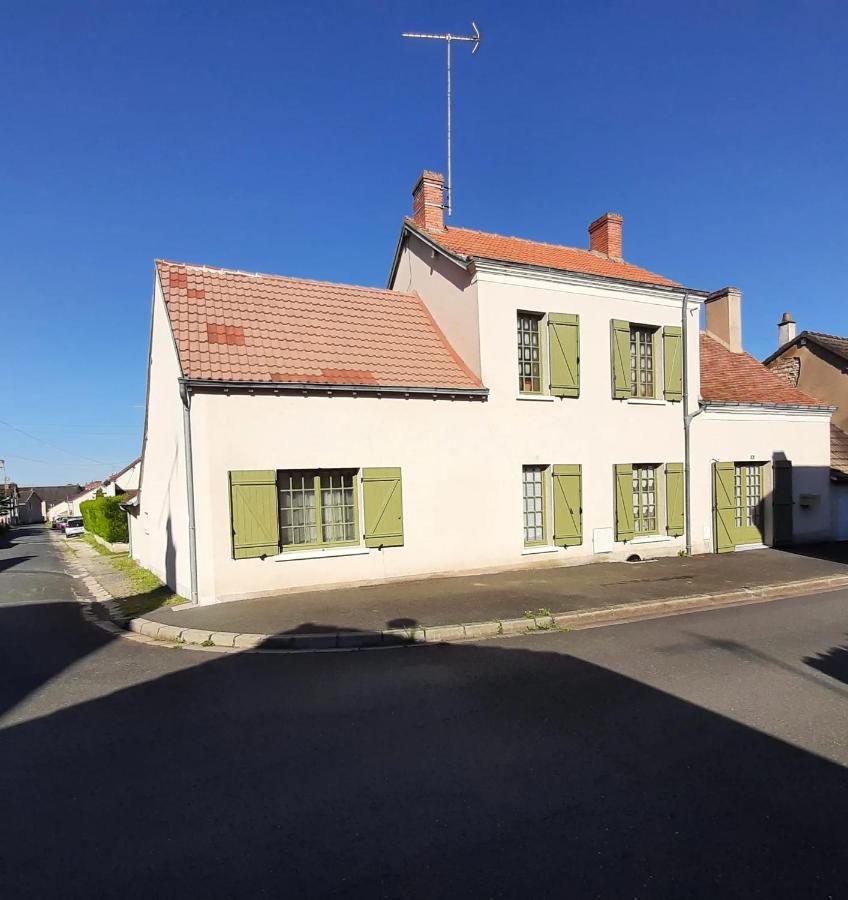 Villa charmante à Villedieu-sur-Indre avec piscine privée - Bed and Breakfast