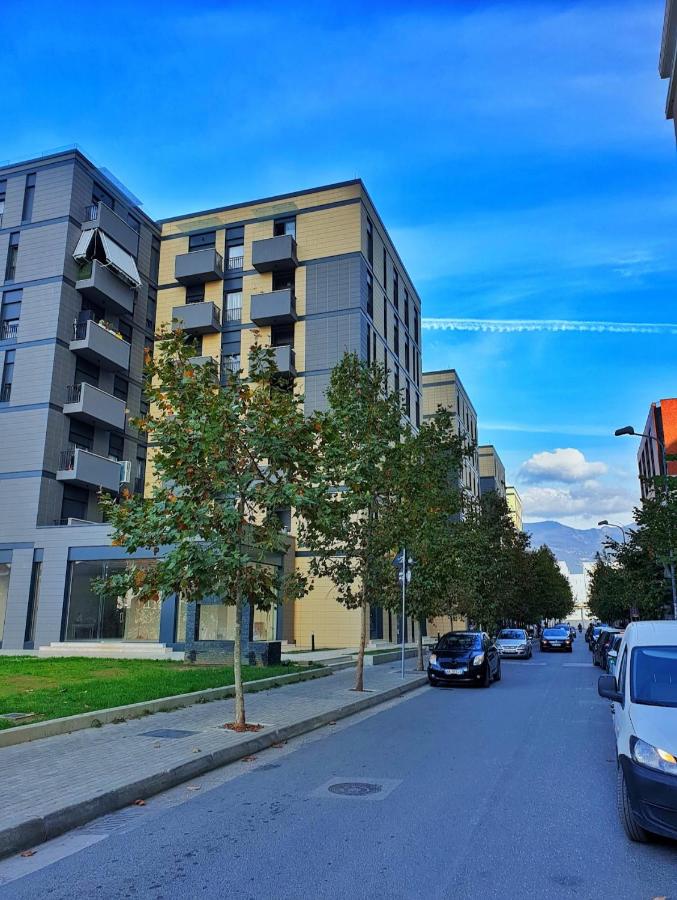 Spacious 2-Bedroom Apartment Near Center - B&B