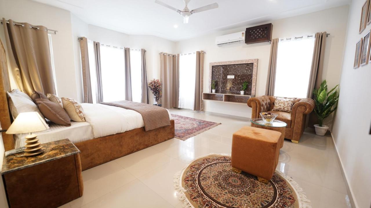 Three-Bedroom Apartment with Mountain View