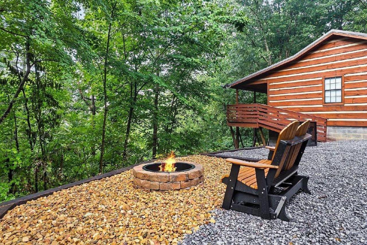 Romantic, Private Cabin in Smokies Hot Tub Firepit - Chambres d’hôtes Sevierville