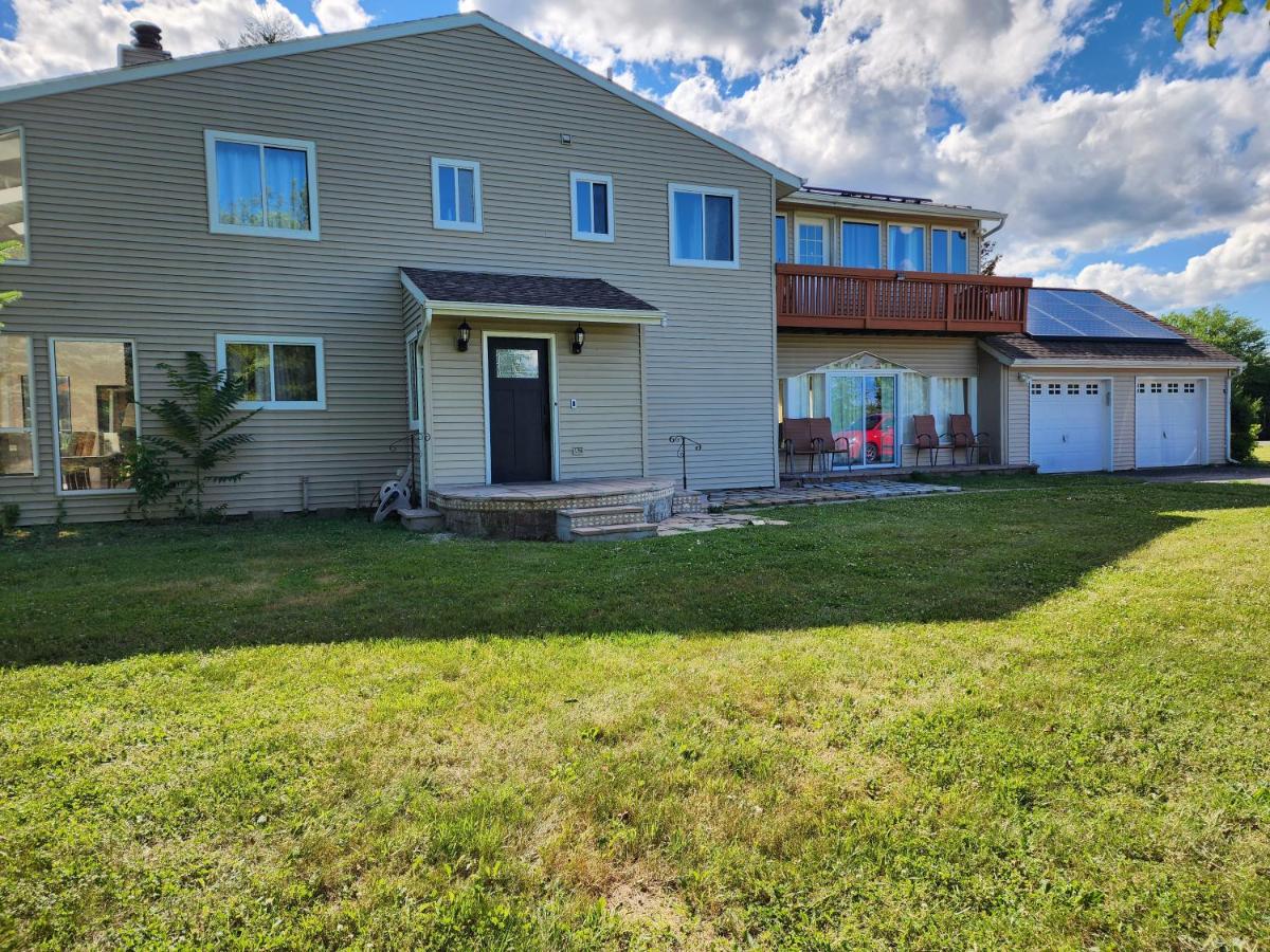 Beautiful home with mountain top views with an EV and NEMA connection!! - Bed and Breakfast Poughkeepsie