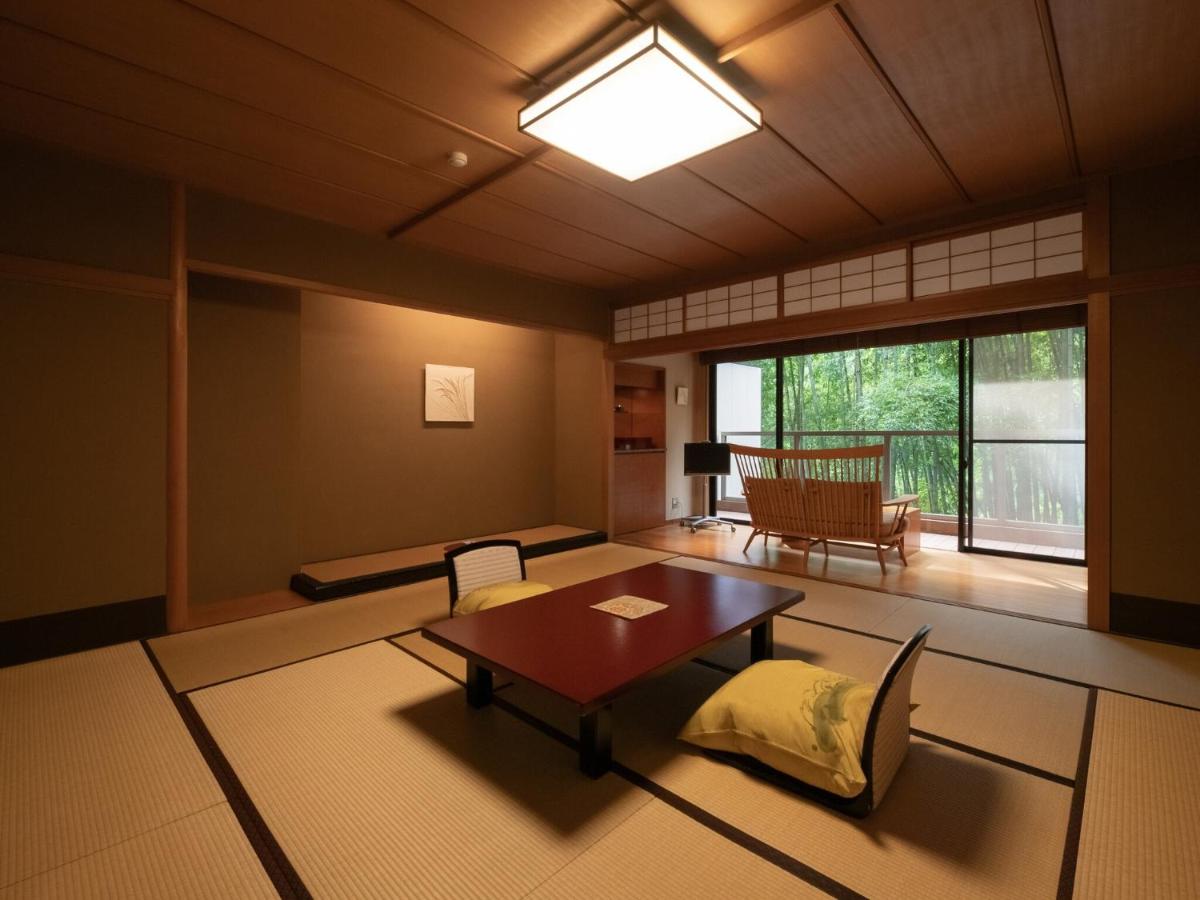 Habitación de estilo japonés con sofá