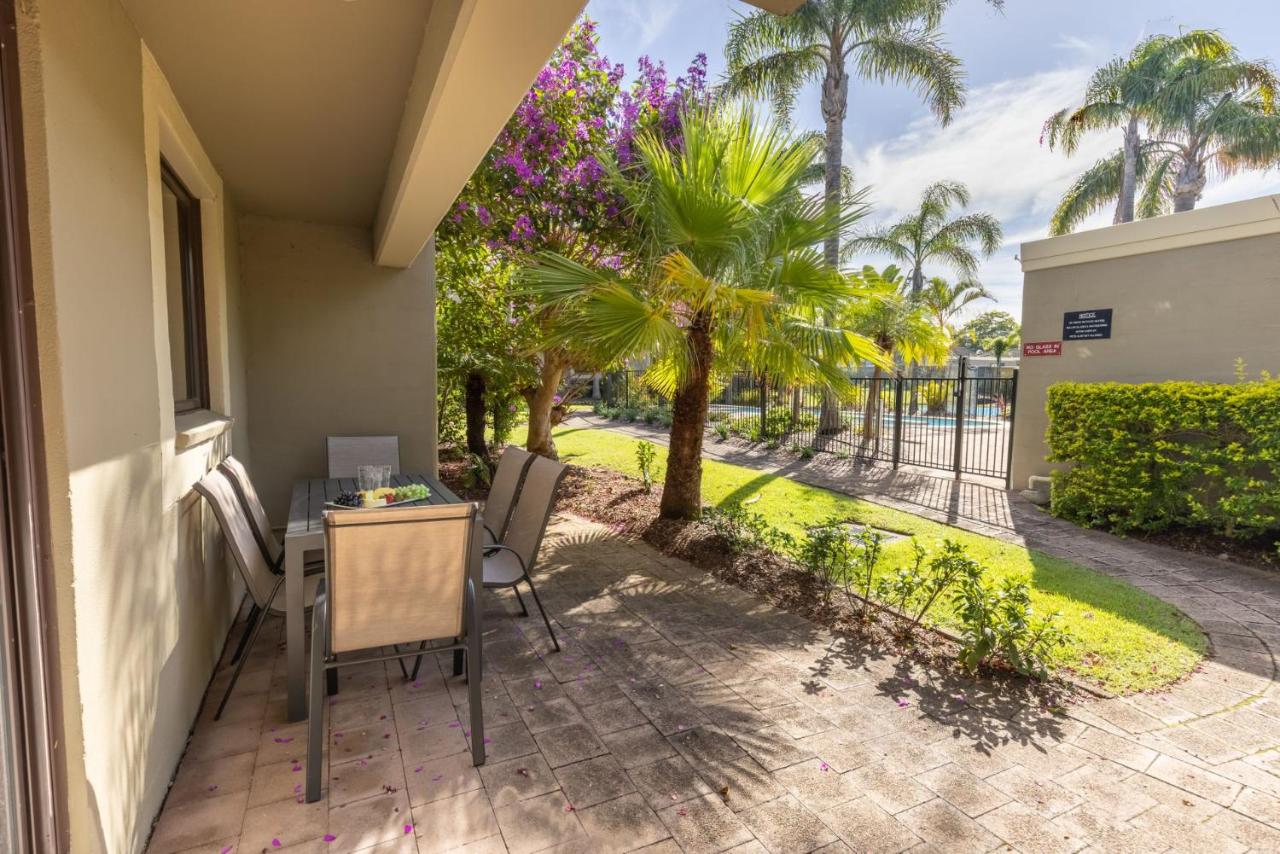 Carindale, 16 19-23 Dowling Street - Ground floor unit with foxtel, complex pool and tennis Court - B&B