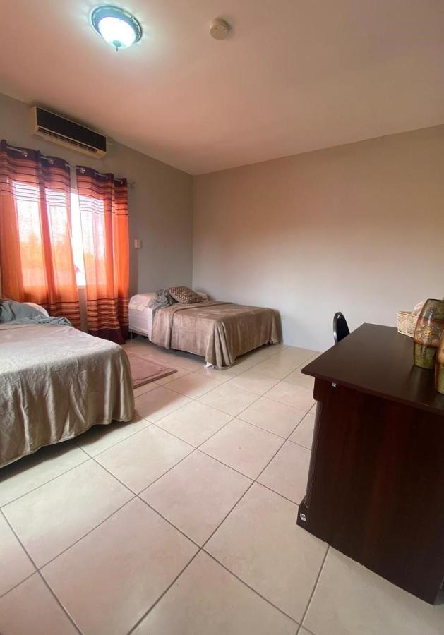 Hidden Treasures Bed & Breakfast - Bed and Breakfast San Fernando