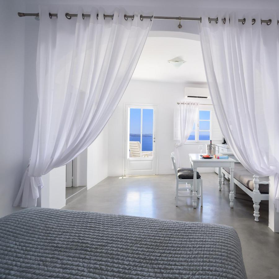 Deluxe Apartment with private Terrace and Caldera View