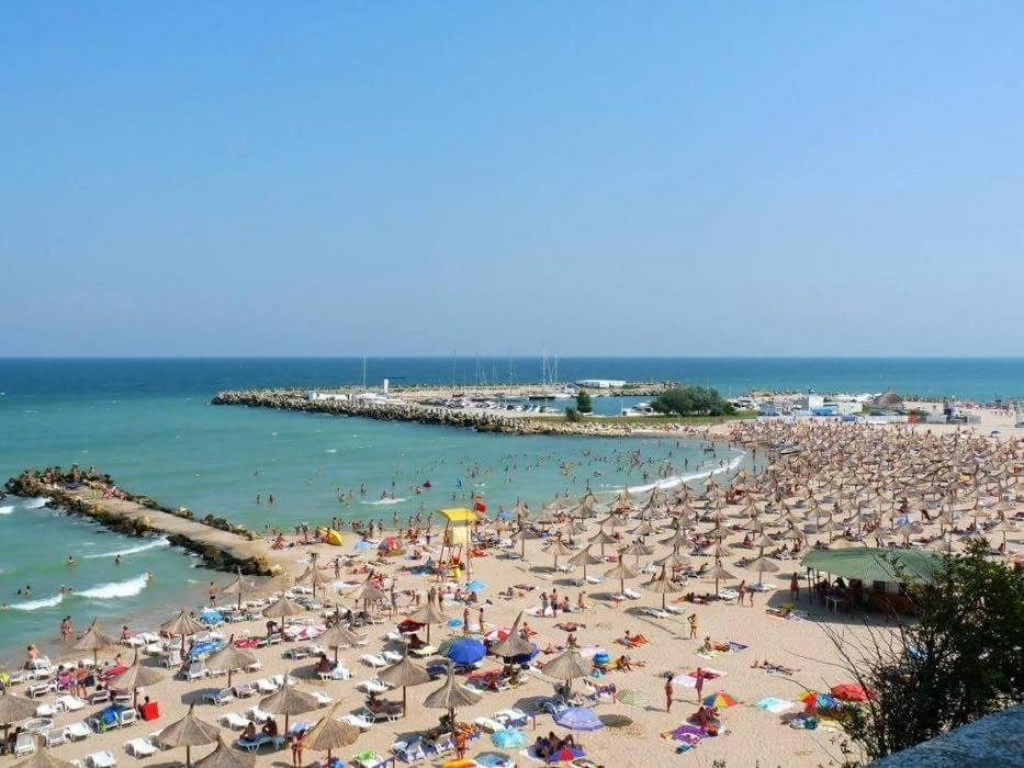 Cazare Eforie Nord, plaja Acapulco-Debarcader, garsoniere Four Studios, bucatarie comuna, baie proprie, etaj 4, fara lift - Chambres d'hôtes Eforie Nord