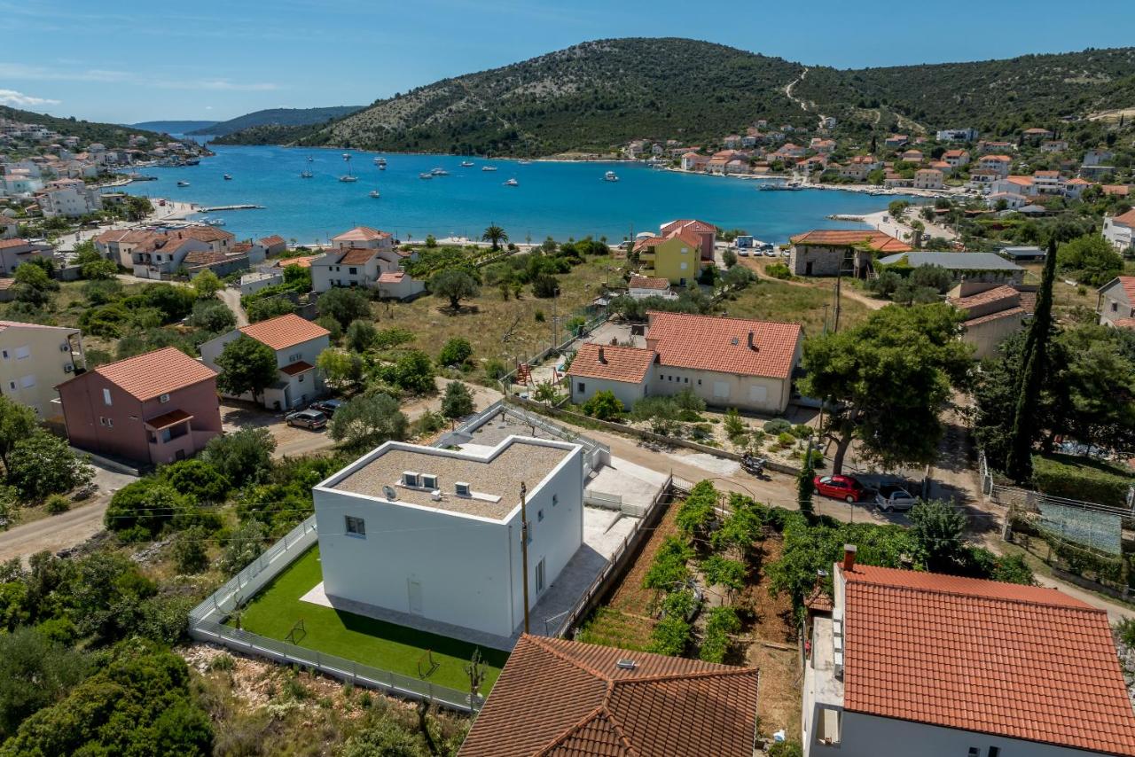 Villa Sea View - heated pool & 2 mins to the beach - B&B Vinišće
